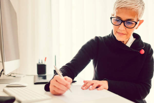 女人写下来的在线信息。