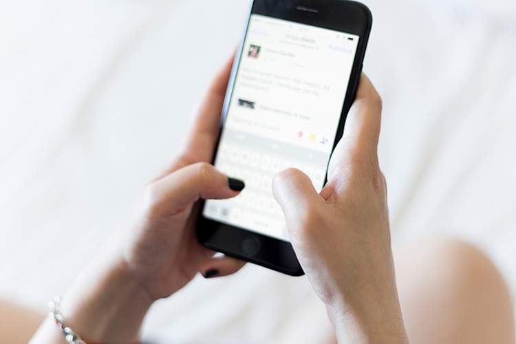 女人的手通过智能手机滚动