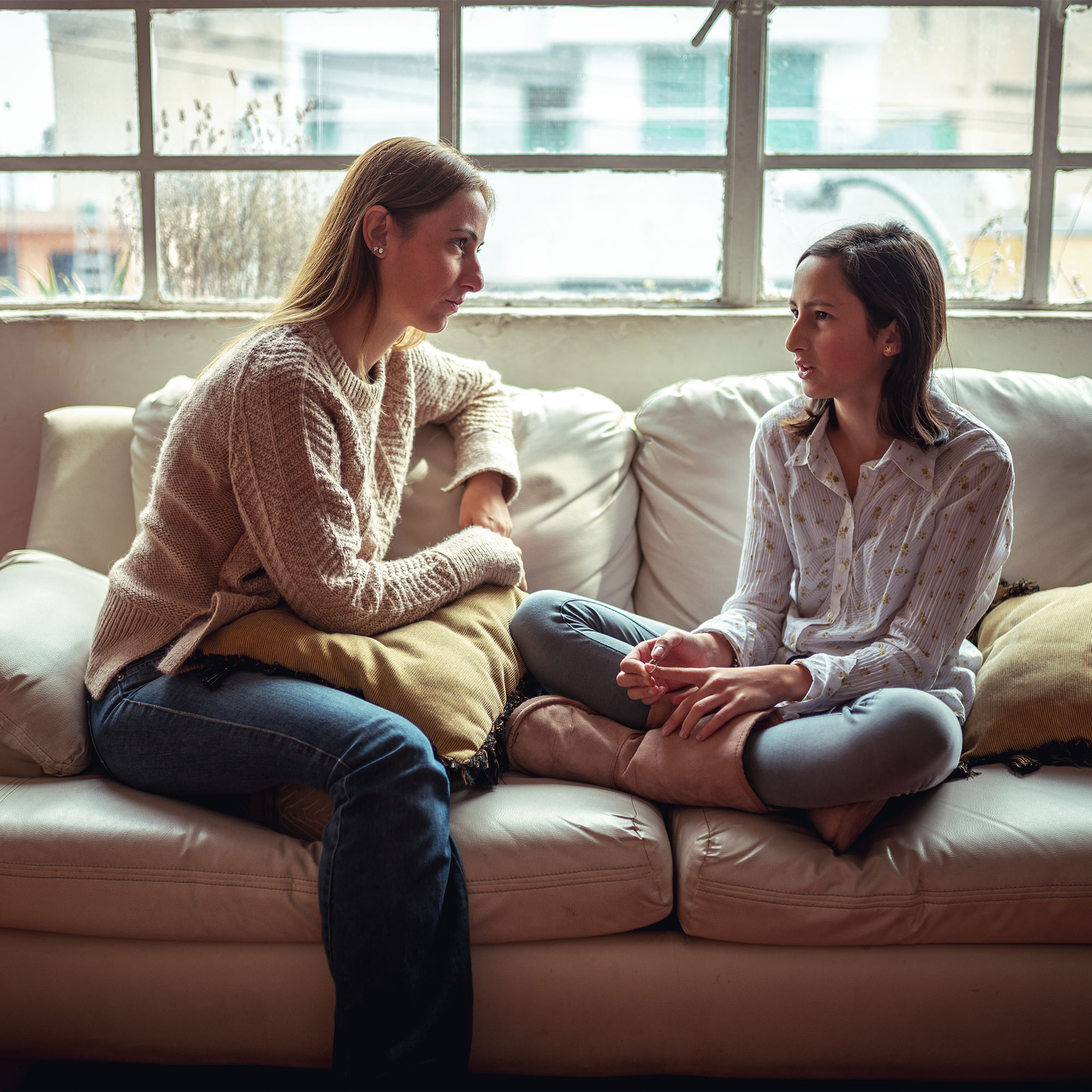 母女在家沙发上聊天