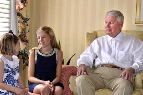 穿着MagnaReady®衬衫带着孙子孙女的老人