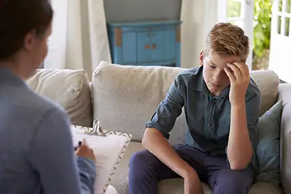 男孩谈话与心理健康顾问。