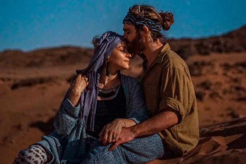 夫妇在沙漠中，戴着头巾的女人