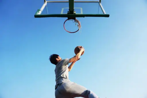 少年打篮球