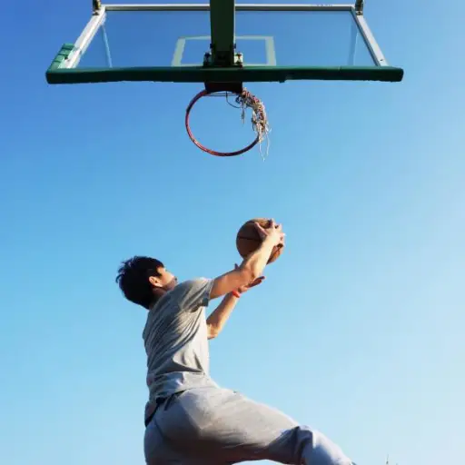 十几岁的男孩打篮球
