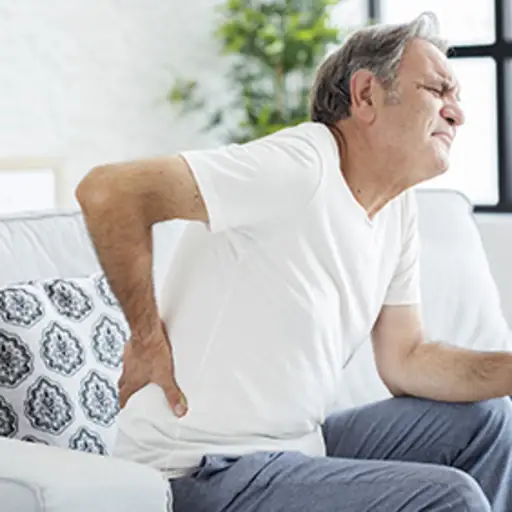 患有骨关节炎相关背痛的男性。