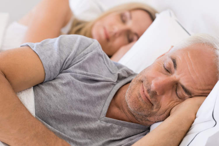 夫妇获得良好的睡眠。