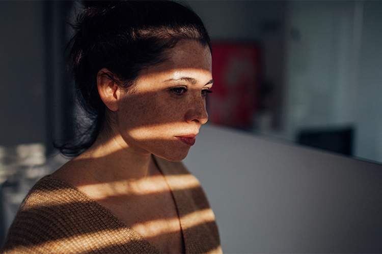 女人独自生活。