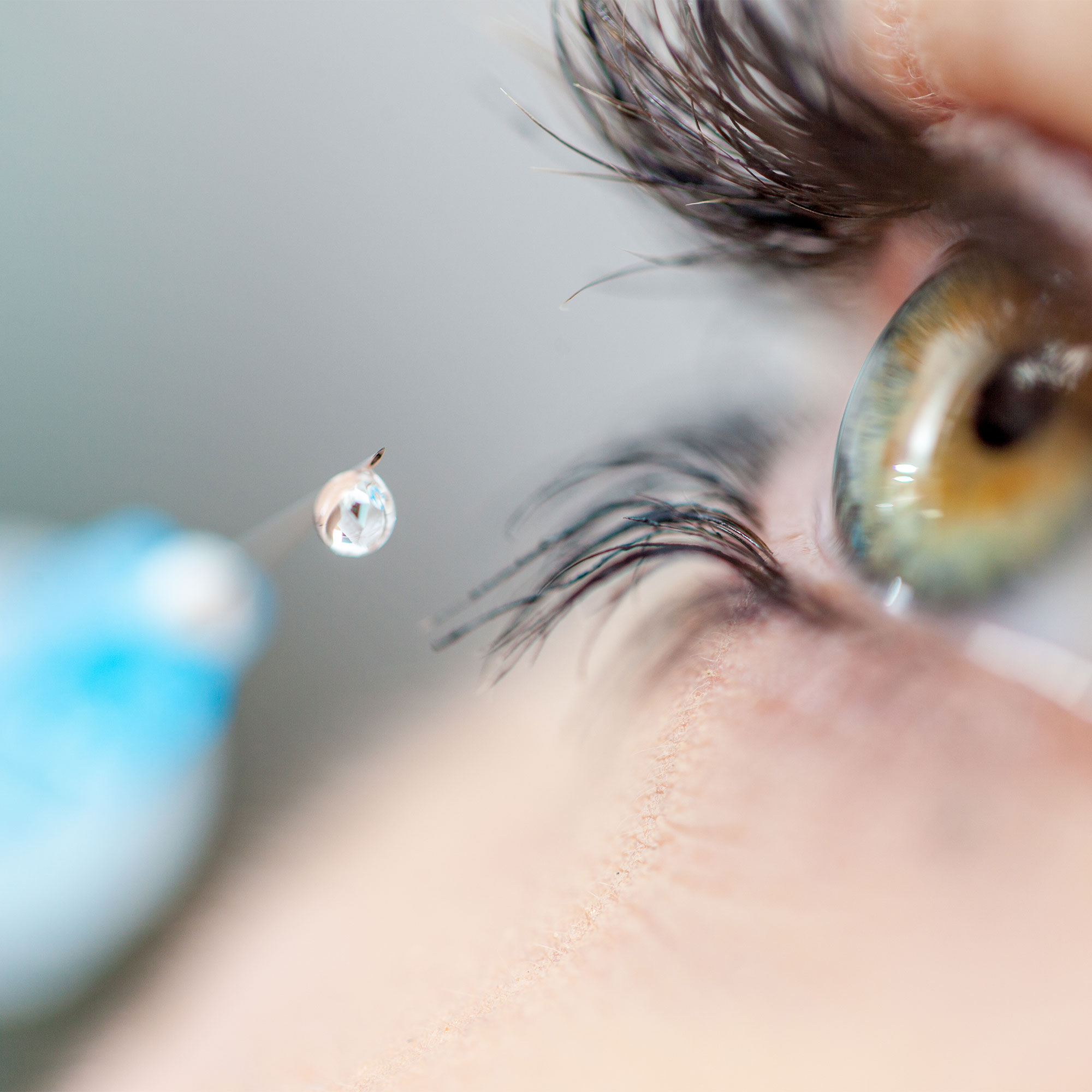 一个女人眼睛旁边的注射器