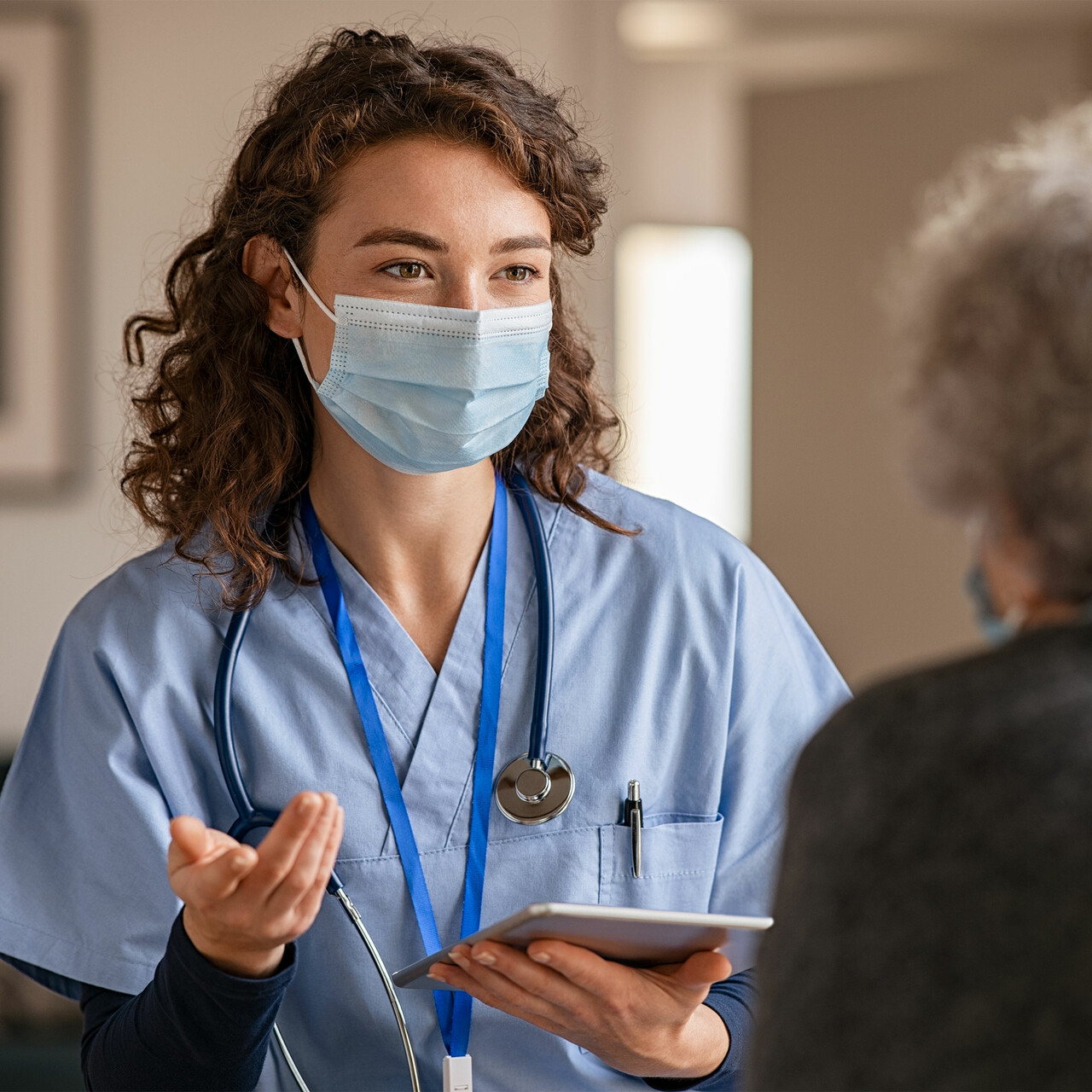 一位医务人员在和一位老年病人谈话