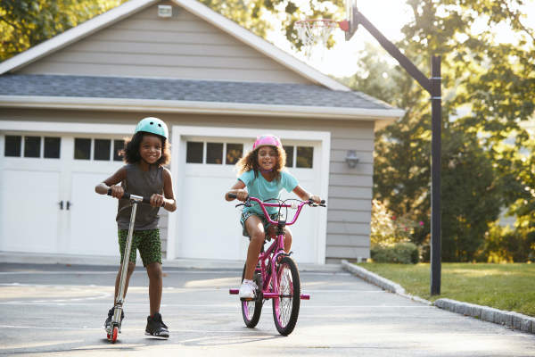 孩子们在滑板车和自行车上