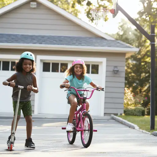 孩子们在滑板车和自行车上