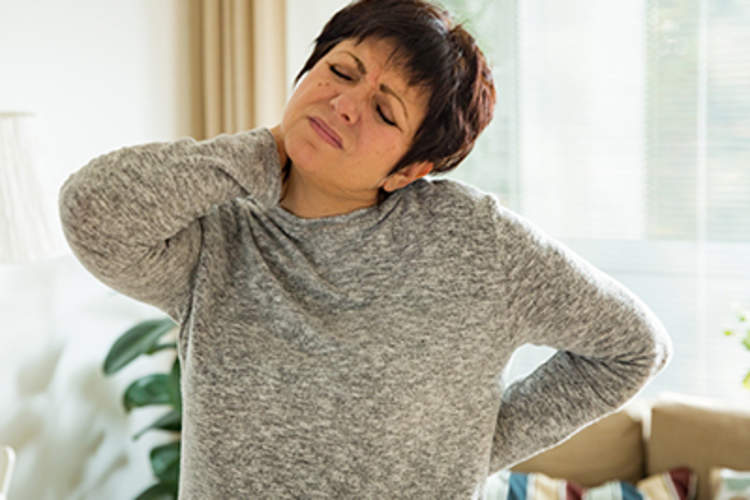 背部和颈部疼痛的女人。