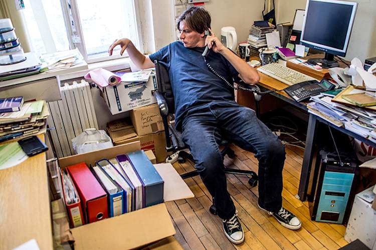 男人在凌乱的办公室里。