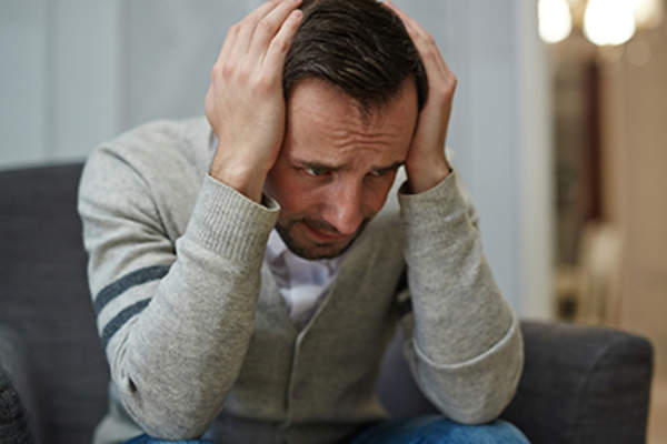 男子与头痛。