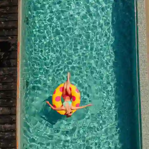 上图是游泳池里的浮球。