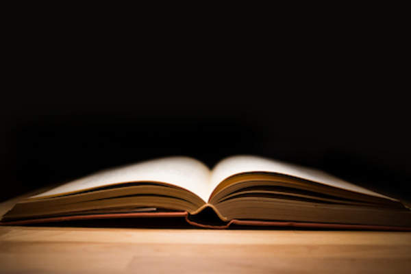 打开桌上的书。