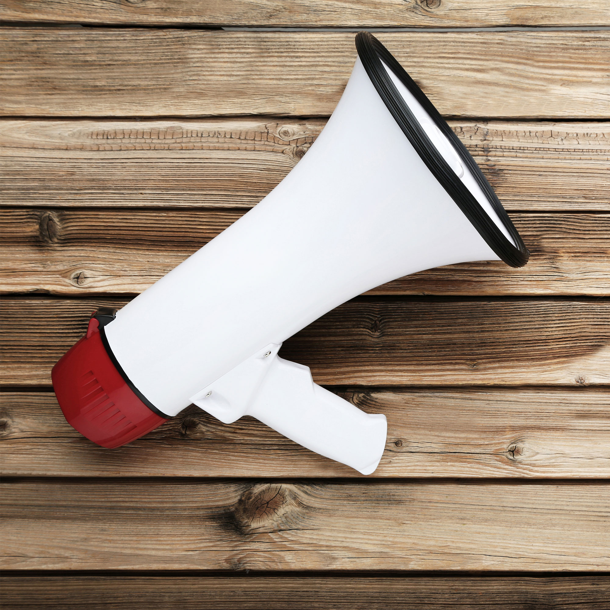 木质表面上的扩音器的景色