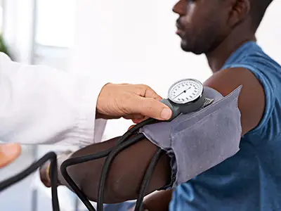 医生采取人的血压。