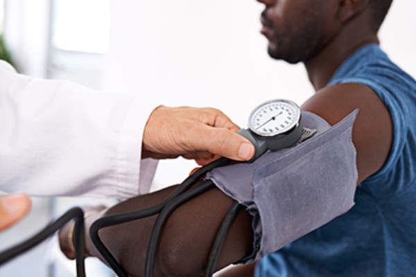 医生正在给病人量血压。