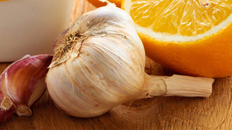 大蒜丁香和柑橘类水果，以提高免疫力。