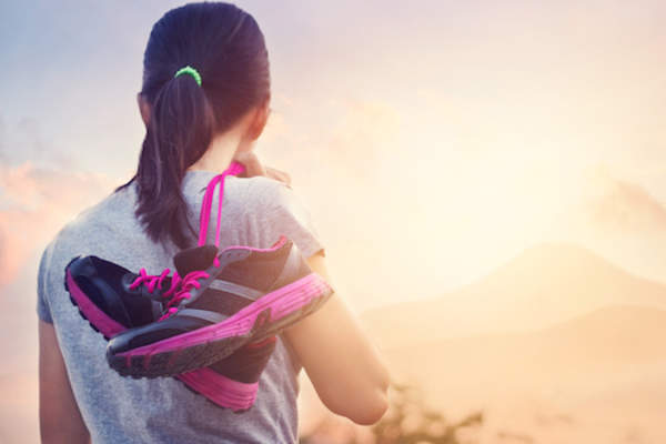 穿跑鞋的女人