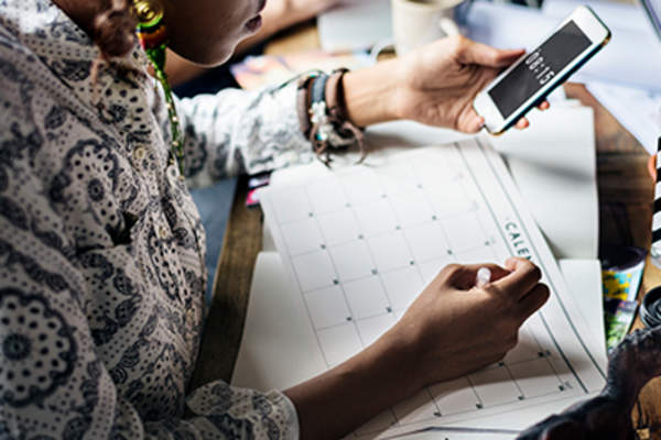 在日历上做笔记的女人。