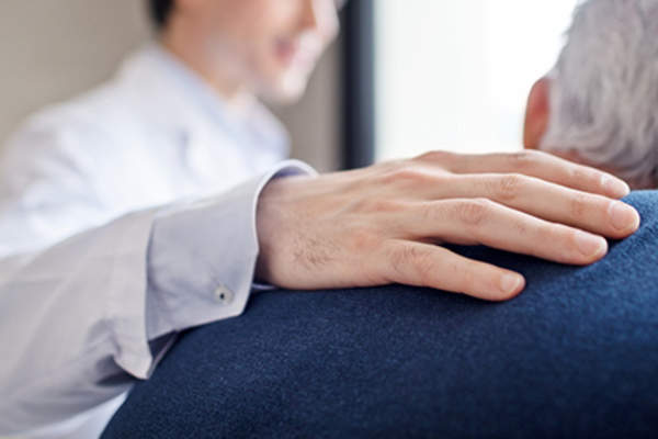 男性病人信任他的医生。