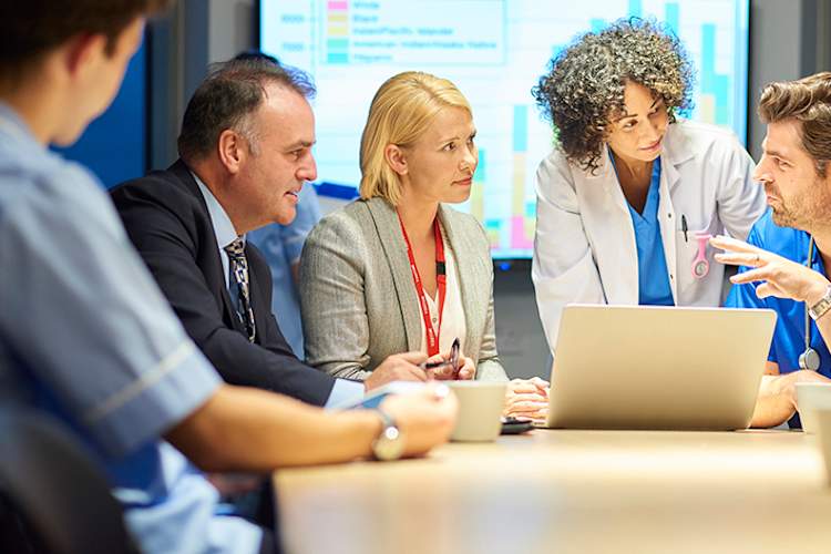 医生和研究人员会议。