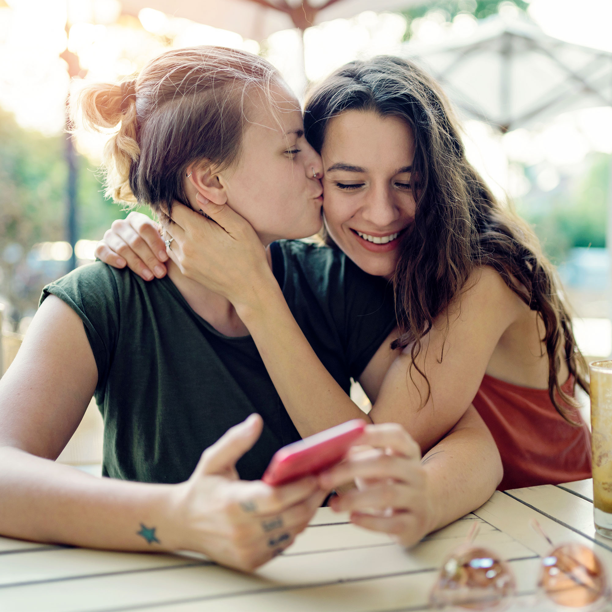 一对情侣在约会时接吻