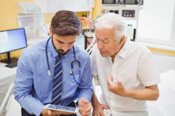 患者与肿瘤专家交谈