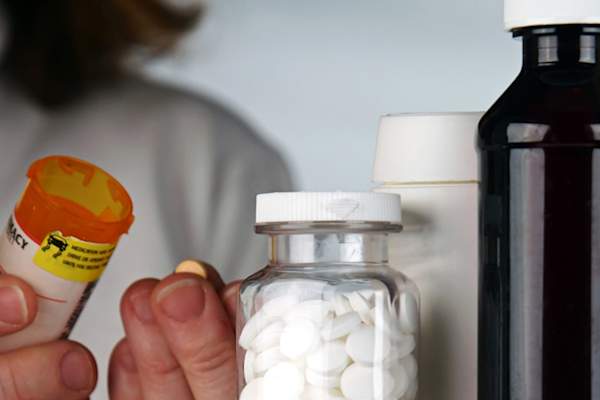 女子服药从药柜。