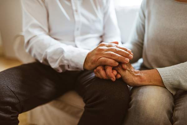 老夫妇手牵着手