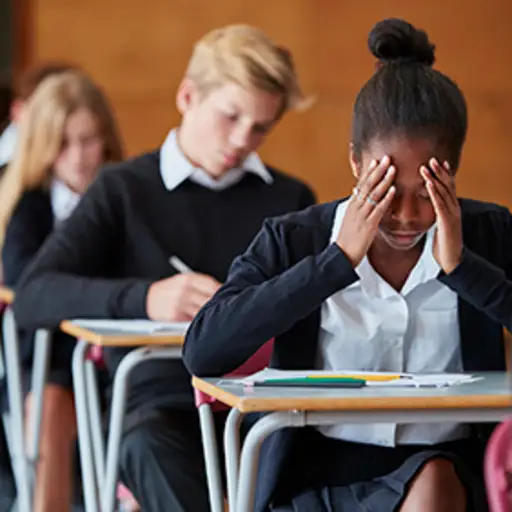 女孩无法专注于学校。