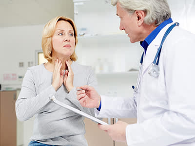 女性咨询她的医生对颈部疼痛。