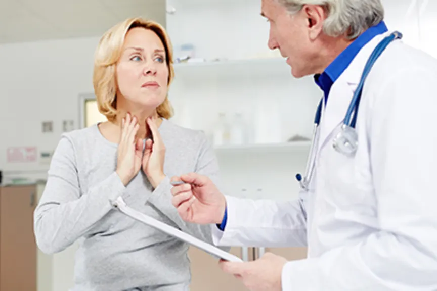 妇女咨询她的医生关于脖子痛。