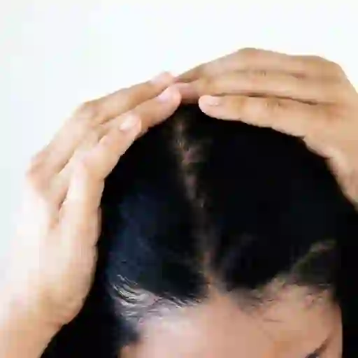 一个女人抚摸着她的头发