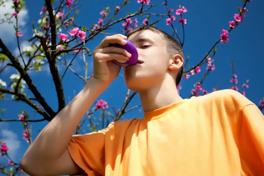 青少年每天使用一次哮喘吸入器。