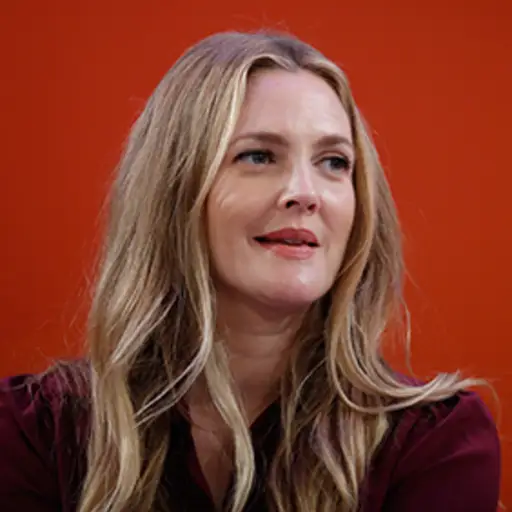 2016年纽约广告周期间，德鲁·巴里摩尔(Drew Barrymore)在纽约时报中心舞台上举办的“移动第一世界”(Mobile-First World)专题讨论会上发表演讲。