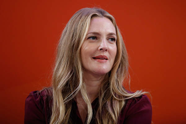 德鲁·巴里摩尔在建设中2016广告周纽约时报中心舞台上的移动,第一世界面板品牌在舞台上说话。