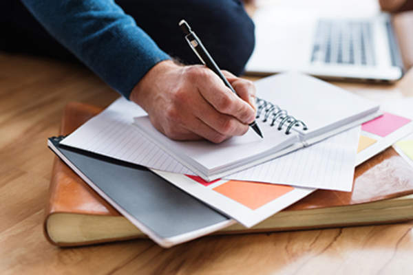 写在笔记本上。