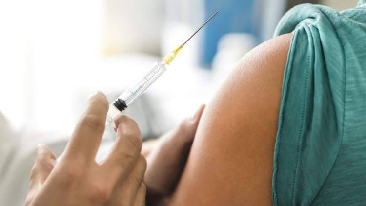 医生或护士给予疫苗接种和抗HPV与注射器