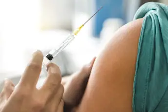 医师或护士通过注射器对HPV进行疫苗接种和免疫力