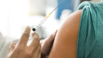 医师或护士通过注射器对HPV进行疫苗接种和免疫力