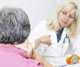 一个年长的女人和她的医生谈论颈部疼痛。