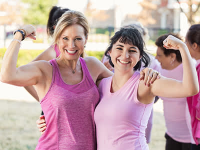 妇女在慈善比赛中锻炼肌肉