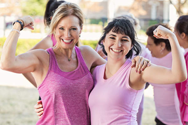 妇女在慈善比赛中锻炼肌肉