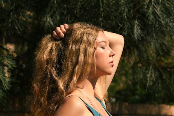 女人在阳光和热量