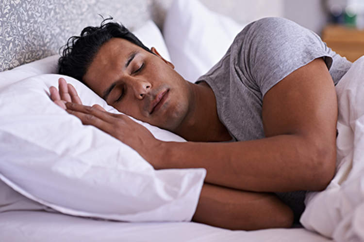 男人安静地睡在床上。