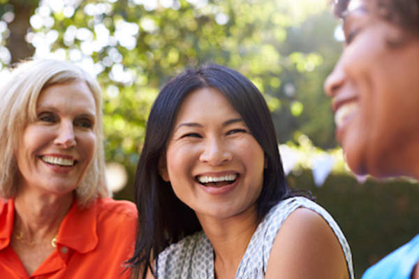 微笑的女子与朋友。“>
</picture>
</header>
<figcaption class=