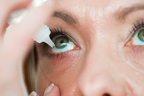 女人使用眼药。